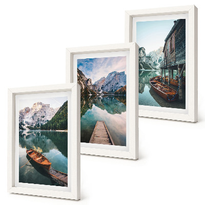 Galerie de perete Un lac în munți cu bărci și o colibă ​​de lemn