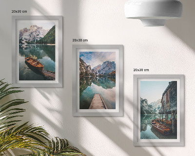 Galerie de perete Un lac în munți cu bărci și o colibă ​​de lemn