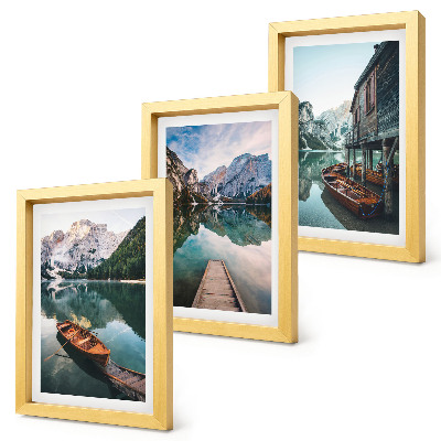 Galerie de perete Un lac în munți cu bărci și o colibă ​​de lemn