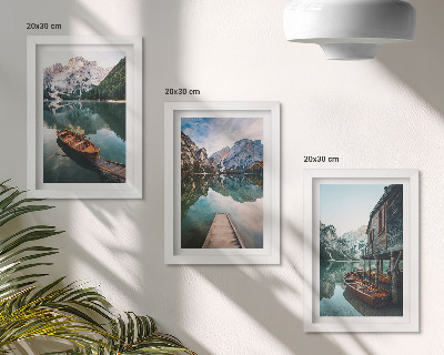Galerie de perete Un lac în munți cu bărci și o colibă ​​de lemn