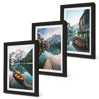 Galerie de perete Un lac în munți cu bărci și o colibă ​​de lemn