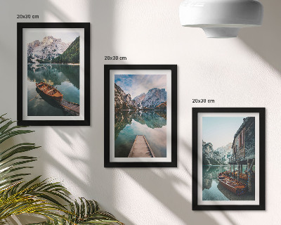 Galerie de perete Un lac în munți cu bărci și o colibă ​​de lemn