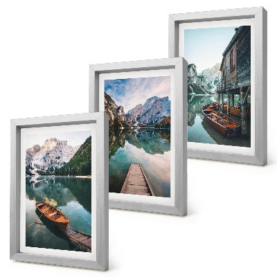 Galerie de perete Un lac în munți cu bărci și o colibă ​​de lemn
