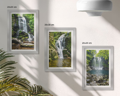 Galerie de perete Cascade într-un cadru verde cu pietre și apă