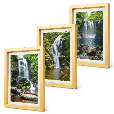 Galerie de perete Cascade într-un cadru verde cu pietre și apă