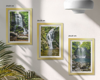 Galerie de perete Cascade într-un cadru verde cu pietre și apă