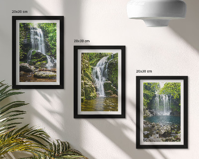 Galerie de perete Cascade într-un cadru verde cu pietre și apă
