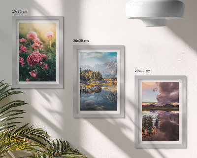 Galerie de perete Flori în grădină, munți și o suprafață calmă a apei