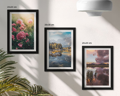 Galerie de perete Flori în grădină, munți și o suprafață calmă a apei