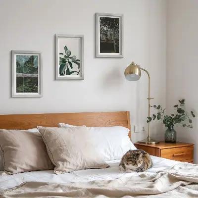 Galerie de perete cu frunze verzi pe fereastră și plante în interior