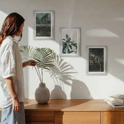 Galerie de perete cu frunze verzi pe fereastră și plante în interior