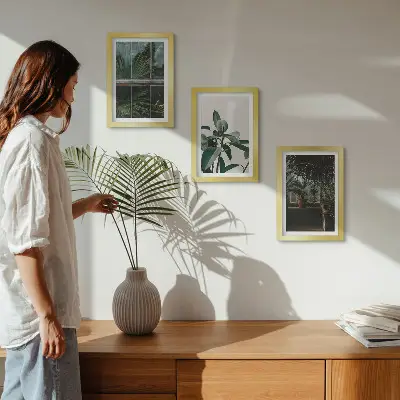 Galerie de perete cu frunze verzi pe fereastră și plante în interior