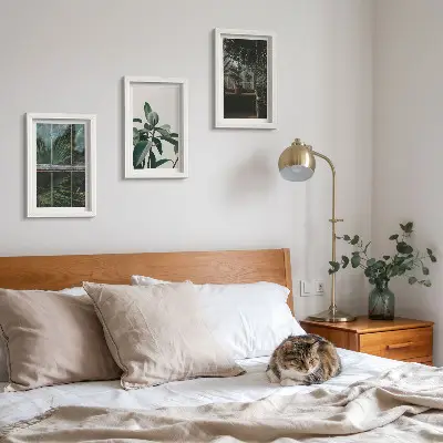 Galerie de perete cu frunze verzi pe fereastră și plante în interior