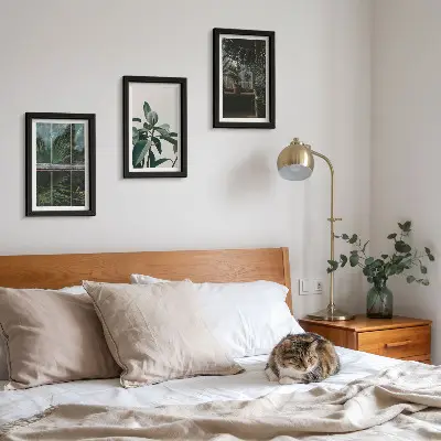 Galerie de perete cu frunze verzi pe fereastră și plante în interior