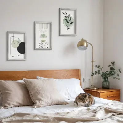 Galerie de perete cu forme abstracte și motive vegetale în nuanțe de verde
