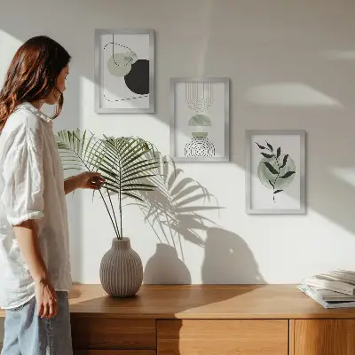 Galerie de perete cu forme abstracte și motive vegetale în nuanțe de verde