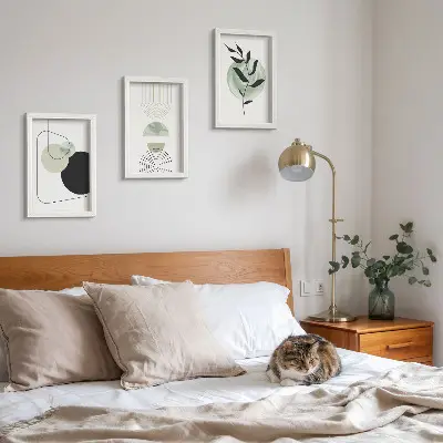 Galerie de perete cu forme abstracte și motive vegetale în nuanțe de verde