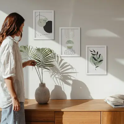 Galerie de perete cu forme abstracte și motive vegetale în nuanțe de verde