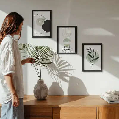 Galerie de perete cu forme abstracte și motive vegetale în nuanțe de verde