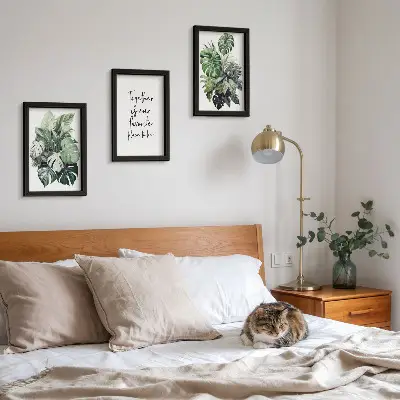 Galerie de perete cu frunze tropicale verzi și inscripție decorativă