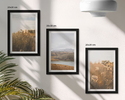 Galerie de perete Peisaje cu pajiști, munți și un lac în fundal
