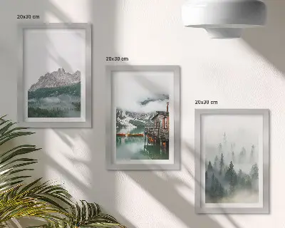 Galerie de perete cu peisaj montan cu lac, cabană și ceață în pădure