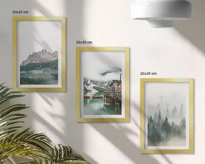 Galerie de perete cu peisaj montan cu lac, cabană și ceață în pădure