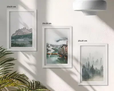 Galerie de perete cu peisaj montan cu lac, cabană și ceață în pădure
