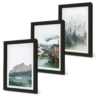 Galerie de perete cu peisaj montan cu lac, cabană și ceață în pădure
