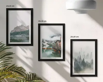 Galerie de perete cu peisaj montan cu lac, cabană și ceață în pădure