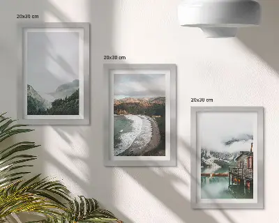Galerie de perete cu peisaj montan și plajă cu nori și apă