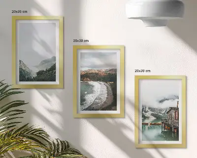 Galerie de perete cu peisaj montan și plajă cu nori și apă