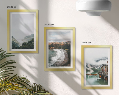 Galerie de perete Vedere la munte și plajă cu nori și apă