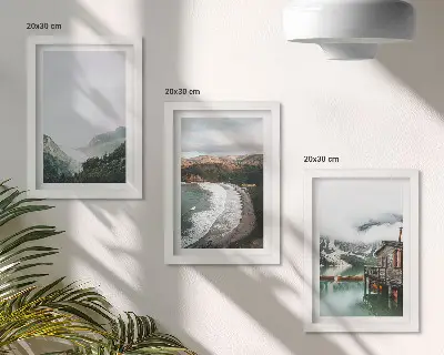 Galerie de perete cu peisaj montan și plajă cu nori și apă