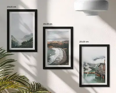 Galerie de perete cu peisaj montan și plajă cu nori și apă