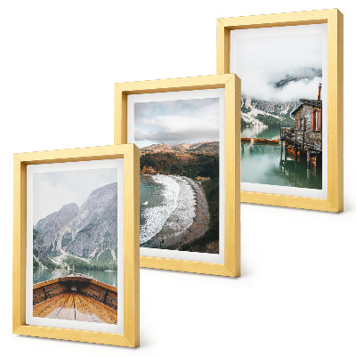 Galerie de perete Vedere a munților peste lac cu o barcă și un peisaj de plajă