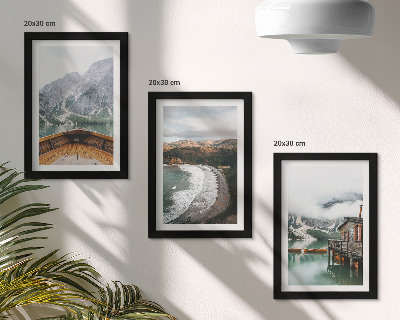 Galerie de perete Vedere a munților peste lac cu o barcă și un peisaj de plajă