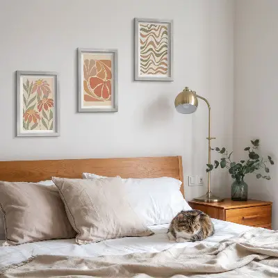 Galerie de perete cu flori pastelate și modele abstracte