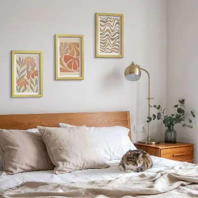 Galerie de perete cu flori pastelate și modele abstracte