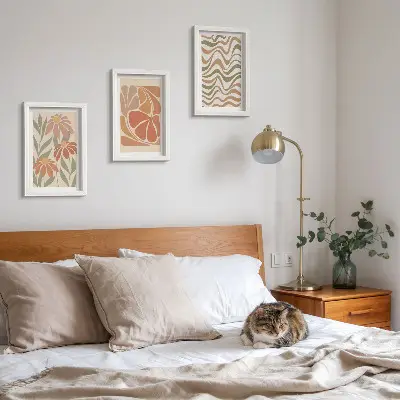 Galerie de perete cu flori pastelate și modele abstracte