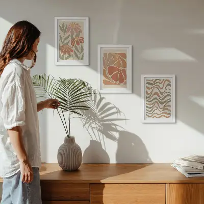 Galerie de perete cu flori pastelate și modele abstracte