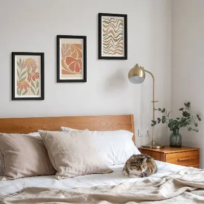 Galerie de perete cu flori pastelate și modele abstracte
