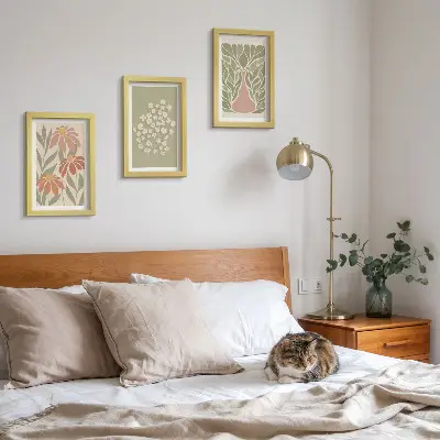 Galerie de perete cu motive florale și modele minimaliste în stil boho