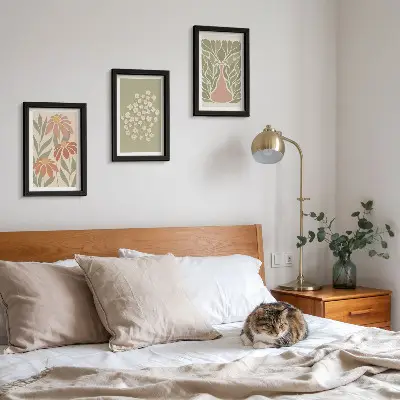 Galerie de perete cu motive florale și modele minimaliste în stil boho