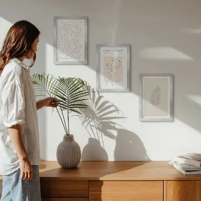 Galerie de perete cu motive de design botanic minimaliste