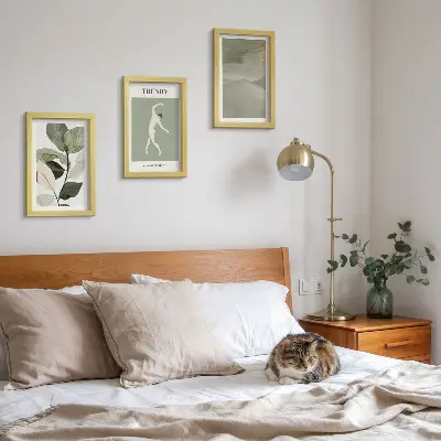 Galerie de perete cu modele de plante și forme abstracte