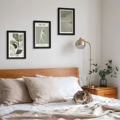 Galerie de perete cu modele de plante și forme abstracte