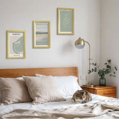 Galerie de perete cu forme abstracte și plante în nuanțe pastelate