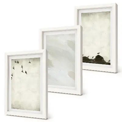 Galerie de perete decorată cu elemente minimaliste reprezentând păsări, pietre și tușe de pensulă