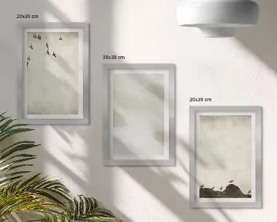 Galerie de perete decorată cu elemente minimaliste reprezentând păsări, pietre și tușe de pensulă